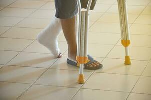 uma pessoa quem usa uma bengala, uma pessoa com uma quebrado perna desgasta uma elenco. foto