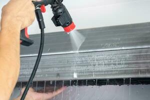 serviço de limpeza de ar condicionado com spray de água foto