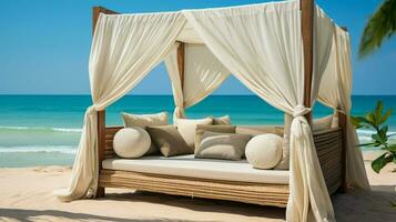 relaxar em uma confortável salão cama com marquise em a lindo tropical de praia panorama. foto