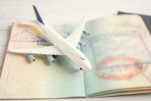 aprovado carimbo visto e Passaporte documento para imigração às aeroporto dentro país. foto