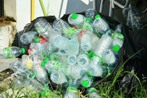 plástico água garrafas esperando para estar reciclado foto