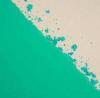 papel colorido verde caribenho com fundo de textura abstrata de giz de cera pastel. foto