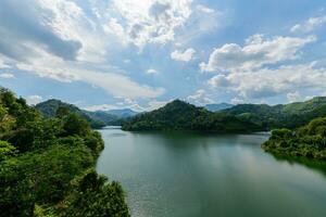 panorama do estrondo lang barragem a partir de Visão apontar, viagem sul do thaialnd. yala foto