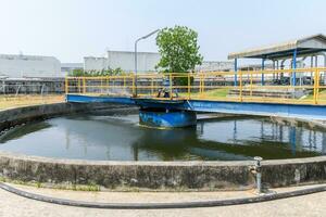 arejado piscina águas residuais tratamento sistema dentro industrial plantas. foto