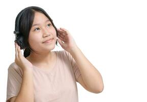jovem feliz atraente ásia menina usando fone de ouvido apreciar ouço para música isolado em branco, foto