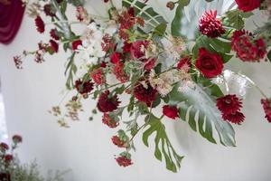 decoração de casamento branco e flor rosa