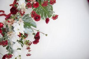 decoração de casamento branco e flor rosa