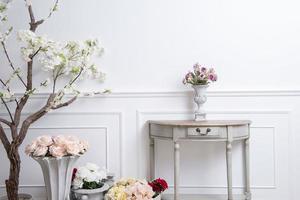 decoração de interiores elegante com flores no fundo branco do casamento foto