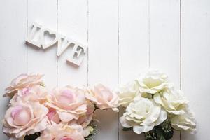 fundo de flor de casamento em madeira branca foto