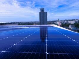 solar célula painel eletricidade tecnologia energia poder meio Ambiente construção torre renovável fotovoltaico Sol alternativo célula cobertura verde casa casa azul ecologia cópia de espaço colecionador cobertura topo gerador foto