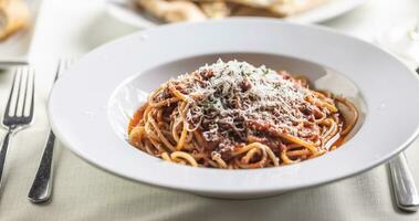 spagheti pomodoro e basilico com recentemente Grato parmesão queijo em topo foto