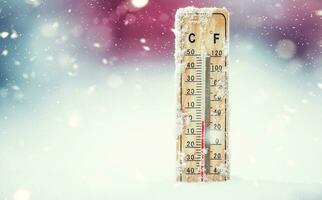 termômetro em neve mostra baixo temperaturas dentro Celsius ou adeus foto
