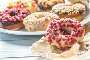 doce envidraçado rosquinhas em mesa - fechar acima foto