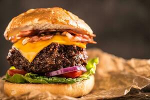 fechar-se casa fez carne hamburguer em de madeira mesa foto