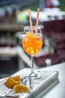 aperol spritz beber em Barra contador dentro bar ou restaurante foto