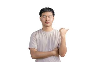 jovem bonito homem mostrando polegar baixa com negativo expressão sobre isolado branco fundo foto