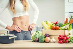 mulher com Esportes figura casa cozinha com de madeira caixa cheio do orgânico vegetal foto