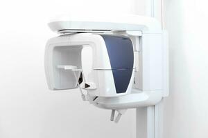 detalhe dental panorâmico radiografia equipamento isolado em branco. dental raio X equipamento. foto