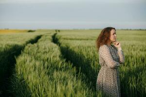 menina em pé em a campo foto