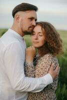 casal dentro amor em verde campo do trigo foto