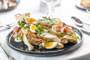 incomum tipo do cesar salada com frango seios, Difícil fervido ovos, parma presunto e torrado pão foto