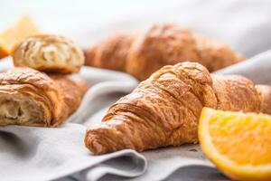 fresco amanteigado croisants com doce laranjas em cozinha guardanapo foto