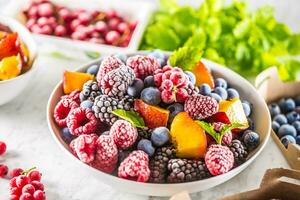 congeladas frutas amoras Amora framboesa vermelho groselha pêssego e ervas melissa foto