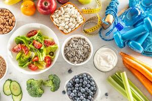 seleção do saudável alimentos, vegetais, frutas, amêndoas, salada, exercício Ferramentas e medindo fita foto