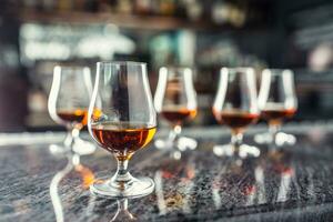 copos com uma conhaque rum conhaque ou uísque bebida. foto