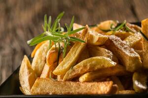 batata fritas. caseiro batata fritas com sal e alecrim foto