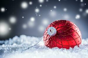 Natal vermelho luxo bola dentro neve e abstrato Nevado atmosfera foto
