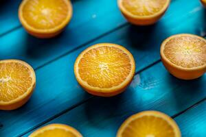 laranja. topo do Visão cortar fresco laranjas em uma azul mesa foto