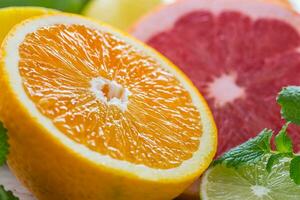 citrino fresco fruta. laranja Toranja limão Lima com hortelã folhas foto