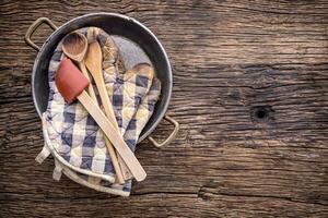 topo do Visão em vintage cozinha utensílios em rústico madeira fundo. foto