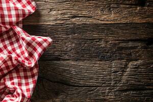 vermelho xadrez cozinha toalha de mesa em rústico de madeira mesa foto