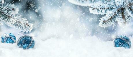 azul Natal bolas em neve com abeto galhos. alegre natal conceito - panorâmico bandeira foto