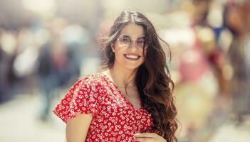 verão retrato do uma jovem lindo mulher dentro a cidade com a vento dentro dela cabelo foto