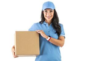 Entrega mulher dentro azul boné e camiseta desenformar segurando em branco cartão caixa. cabelos escuros sorridente correio com a parcela. isolado backgorund foto