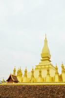 pha este luang ou ótimo stupa a atraente ponto de referência do vientiane cidade do Laos foto