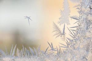 padrões de geada no vidro da janela de inverno em um clima muito frio foto