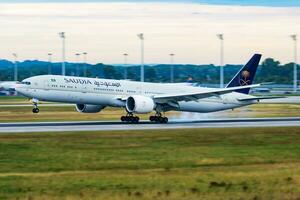 saudia saudita árabe companhias aéreas boeing 777-300er hz-ak21 passageiro avião chegada e aterrissagem às Munique aeroporto foto