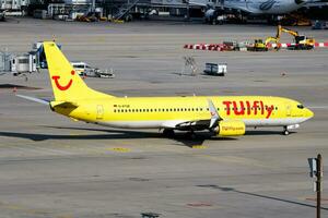 tuifly passageiro avião às aeroporto. cronograma voar viagem. aviação e aeronaves. ar transporte. global internacional transporte. mosca e vôo. foto