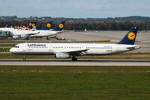 Lufthansa airbus a321 d-airb passageiro avião saída às Munique aeroporto foto