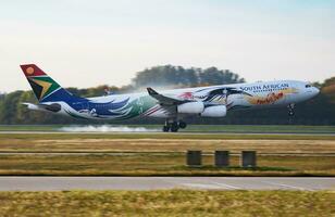 sul africano vias aéreas airbus a340-300 zs-sxd passageiro avião chegada e aterrissagem às Munique aeroporto foto