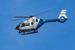 governo polícia helicóptero às aeroporto. helicóptero. comercial e geral aviação. aviação indústria. mosca e vôo. foto