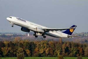 Lufthansa airbus a330-300 d-aikf passageiro avião saída às Munique aeroporto foto