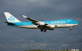 klm carga boeing 747-400 ph-cka carga avião aterrissagem às amsterdam scipol aeroporto foto