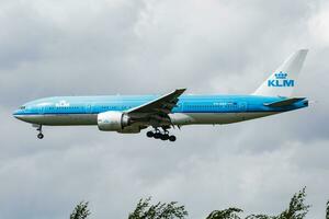 klm real holandês companhias aéreas boeing 777-200 ph-bqp passageiro avião chegada e aterrissagem às amsterdam scipol aeroporto foto