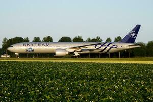 equipa aérea klm real holandês companhias aéreas boeing 777-300er ph-bvd passageiro avião taxiando às amsterdam scipol aeroporto foto