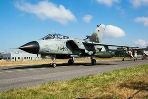 militares lutador jato avião às ar base. ar força voar Operação. aviação e aeronaves. ar defesa. militares indústria. mosca e vôo. foto